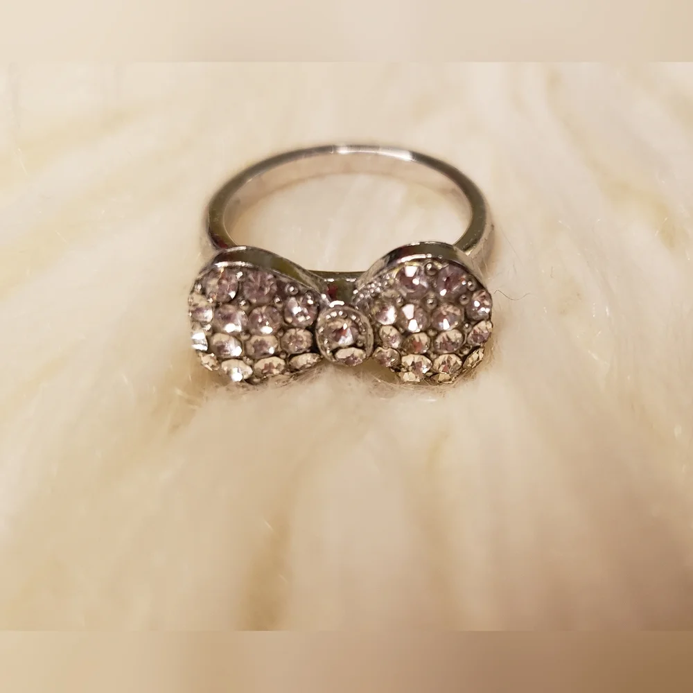 ✨ Sparkly Rhinestone Bow Ring – Dainty, Cute & Girly Glam ✨ - Picture 1 of 3